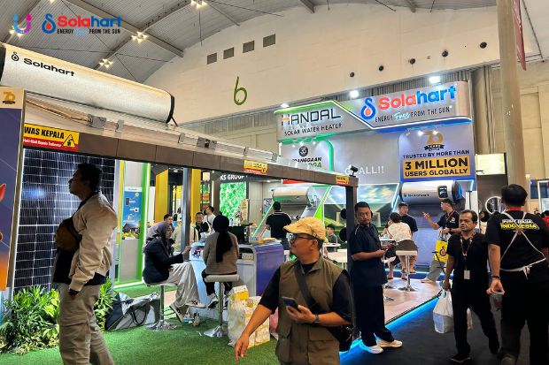 Booth Solahart membantu pengunjung menentukan pilihan pemanas air tenaga surya yang sesuai dengan kebutuhan air panas sehari-hari.