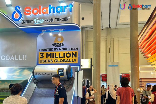 Booth Solahart membawa produk unggulan yang menampilkan teknologi pemanas air tenaga surya untuk kebutuhan air panas yang efisien dan nyaman digunakan.